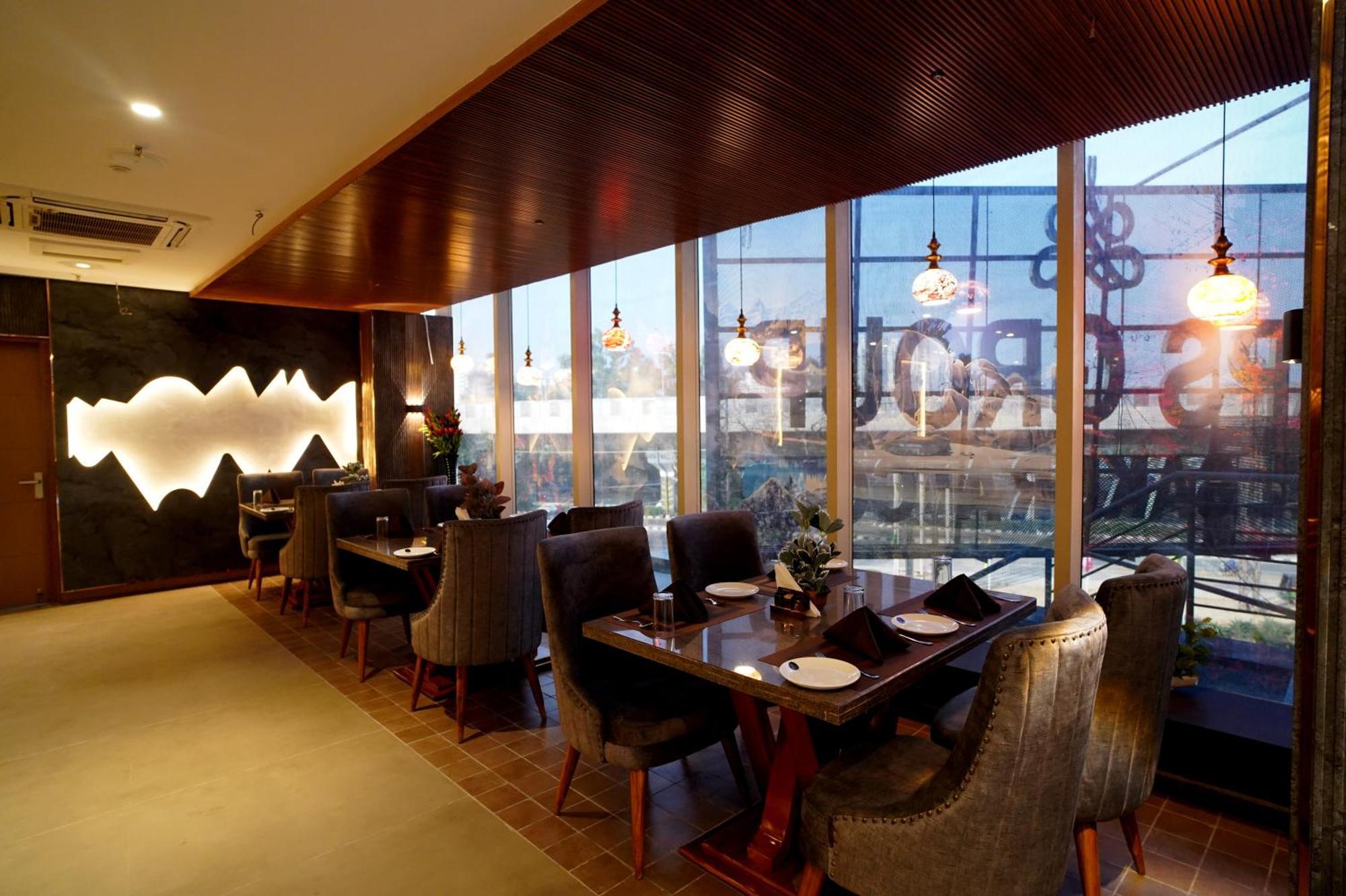Hotel Sakura Gold Гургаон Екстериор снимка