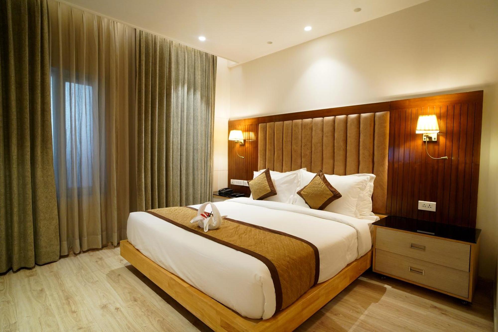 Hotel Sakura Gold Гургаон Екстериор снимка