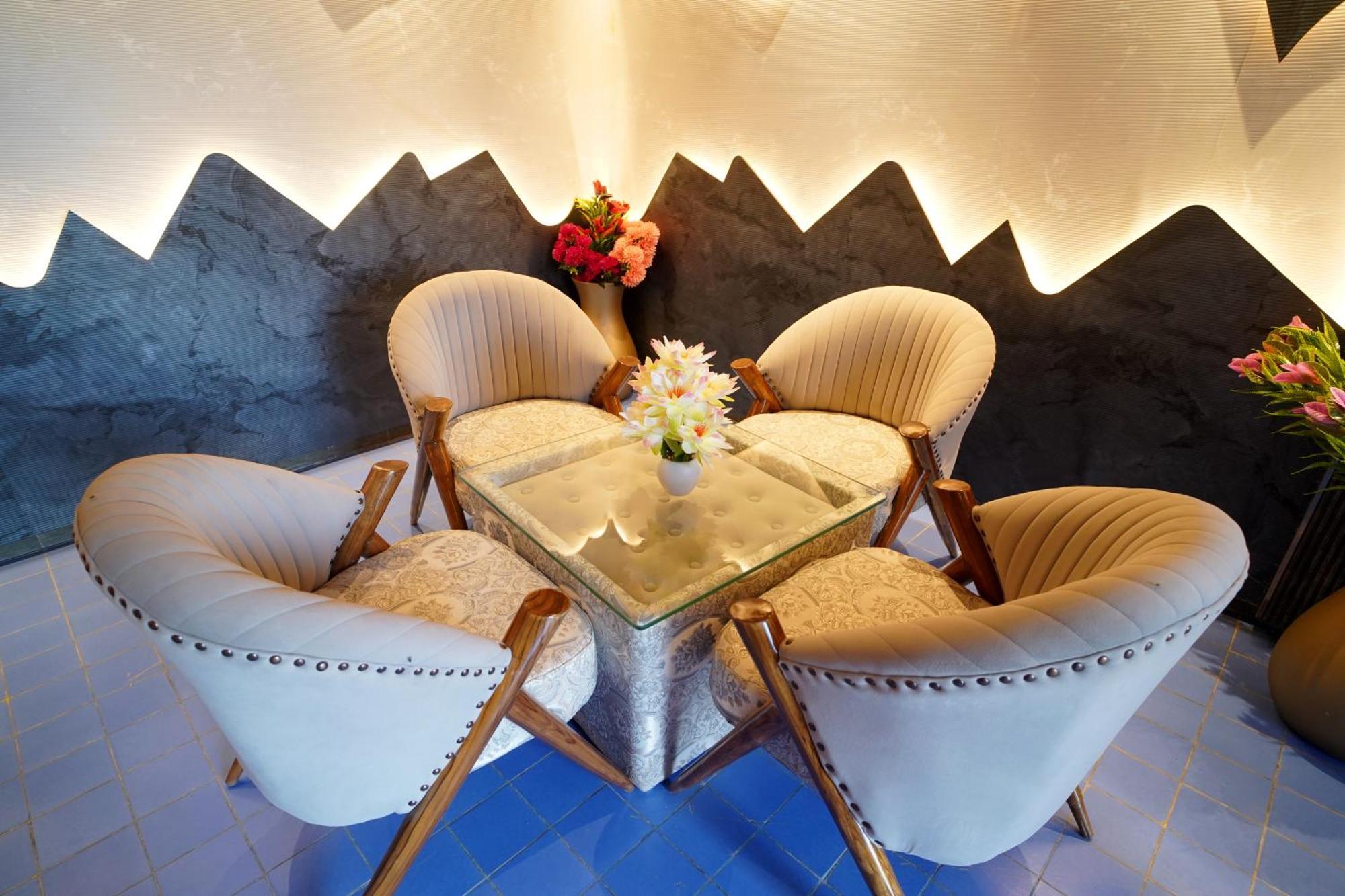 Hotel Sakura Gold Гургаон Екстериор снимка