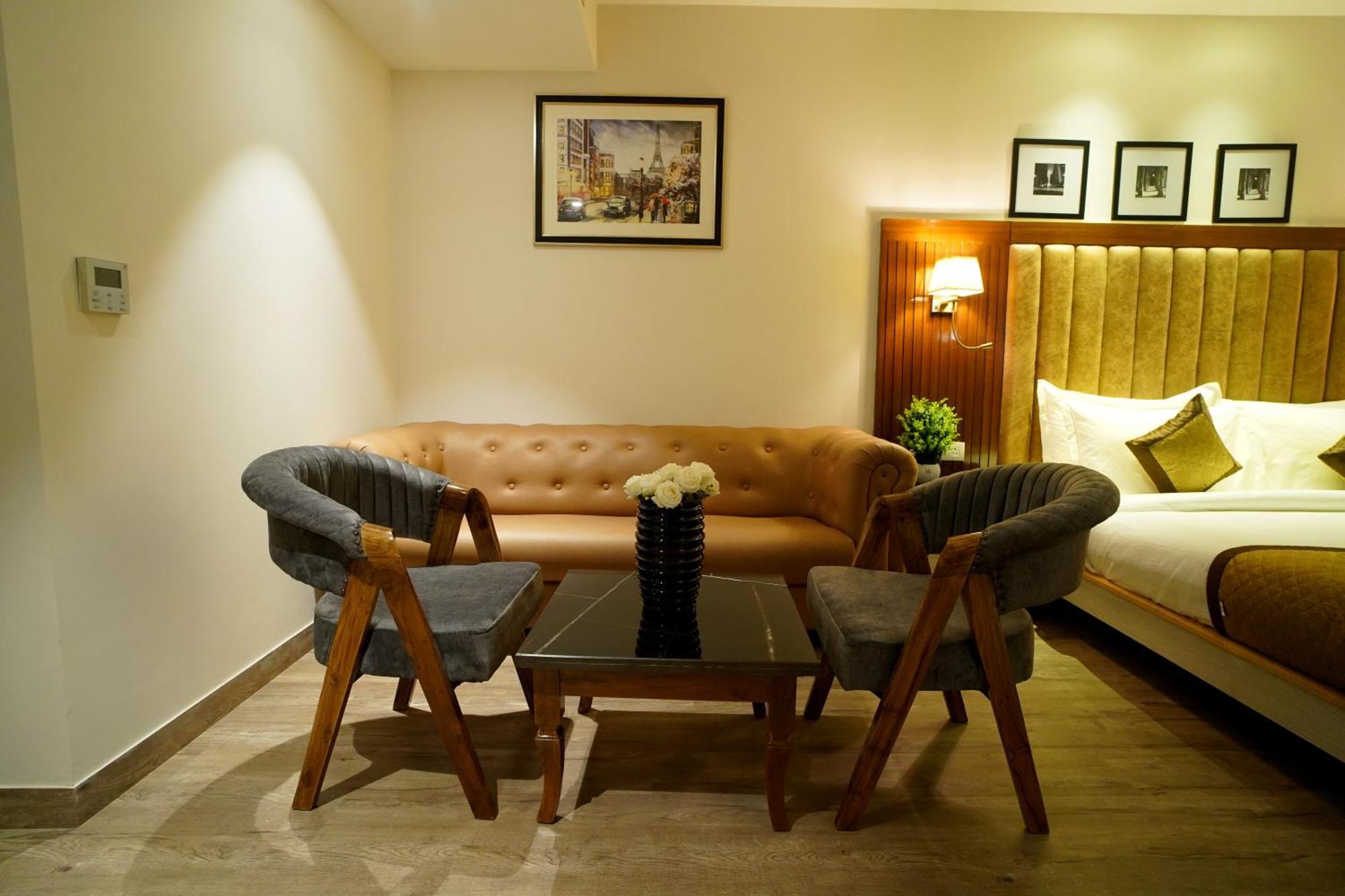 Hotel Sakura Gold Гургаон Екстериор снимка