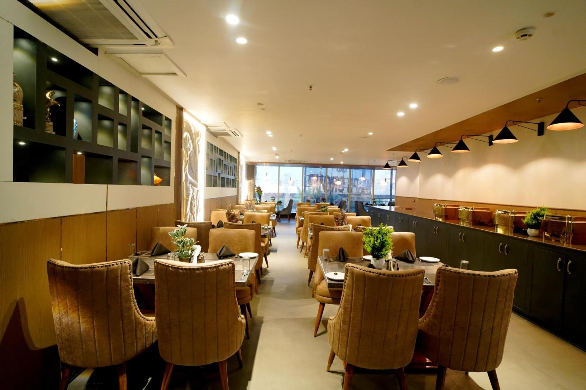 Hotel Sakura Gold Гургаон Екстериор снимка