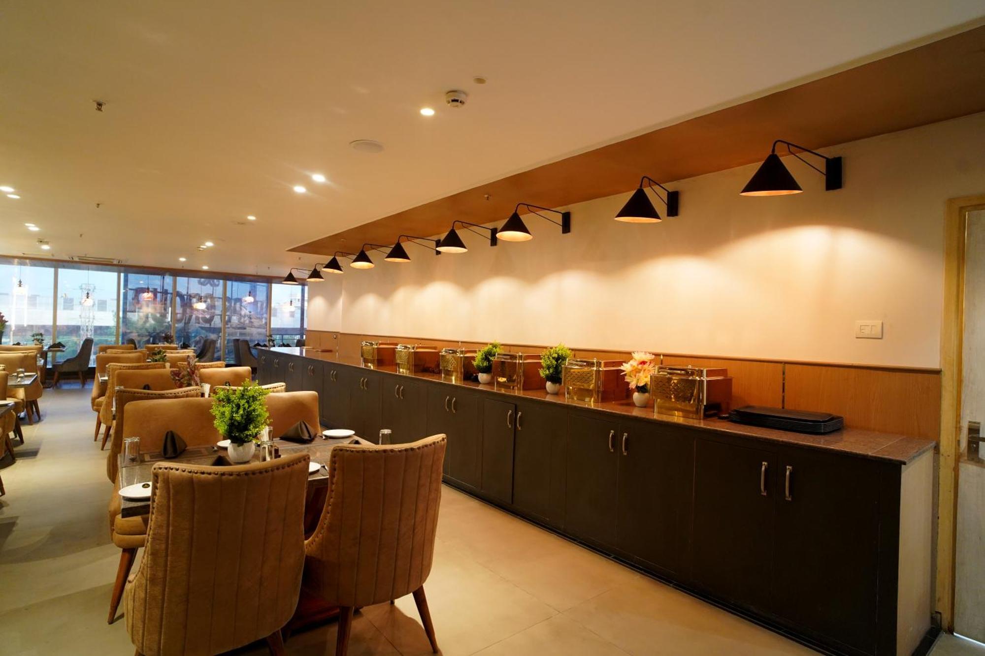 Hotel Sakura Gold Гургаон Екстериор снимка