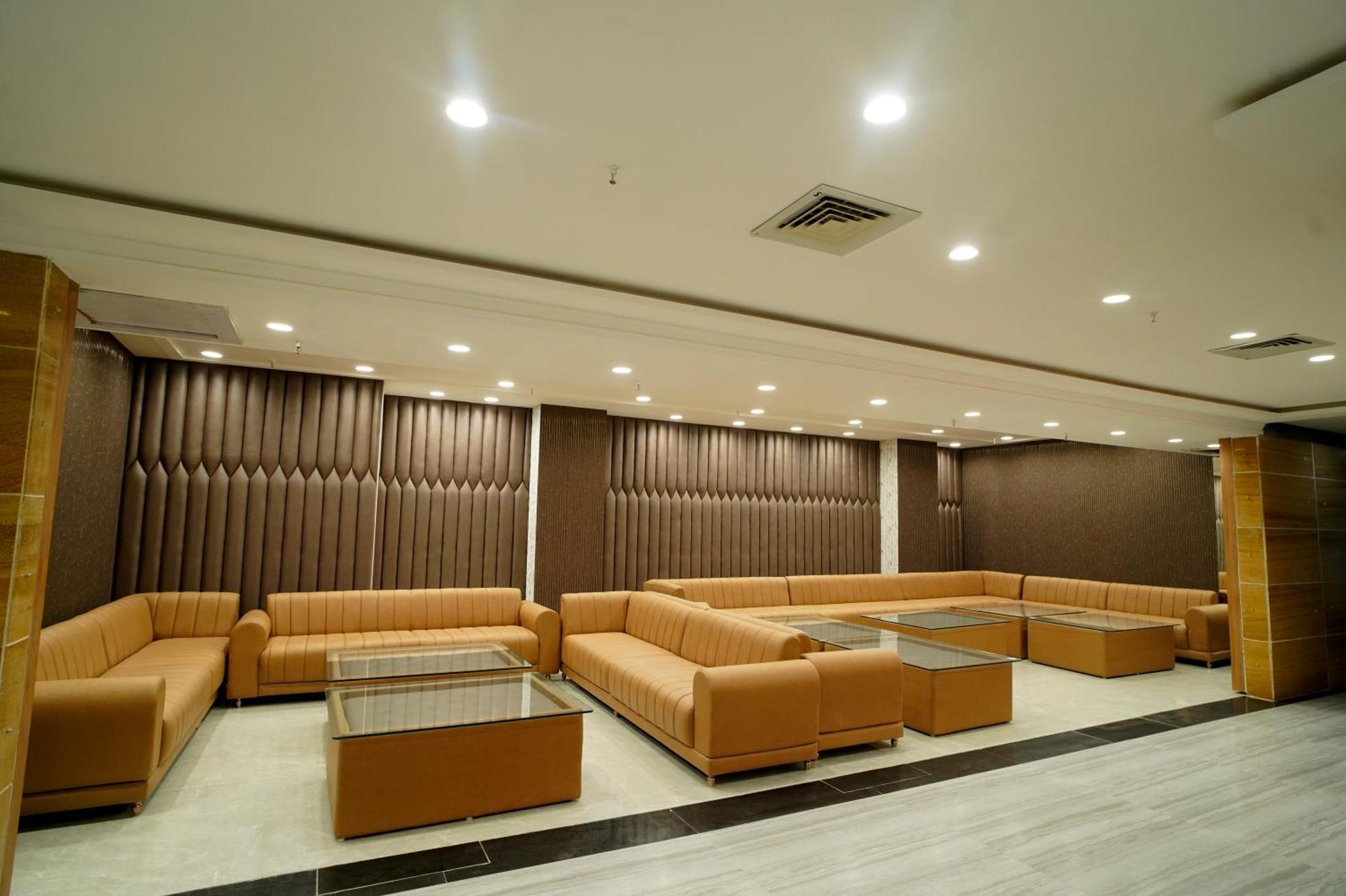 Hotel Sakura Gold Гургаон Екстериор снимка