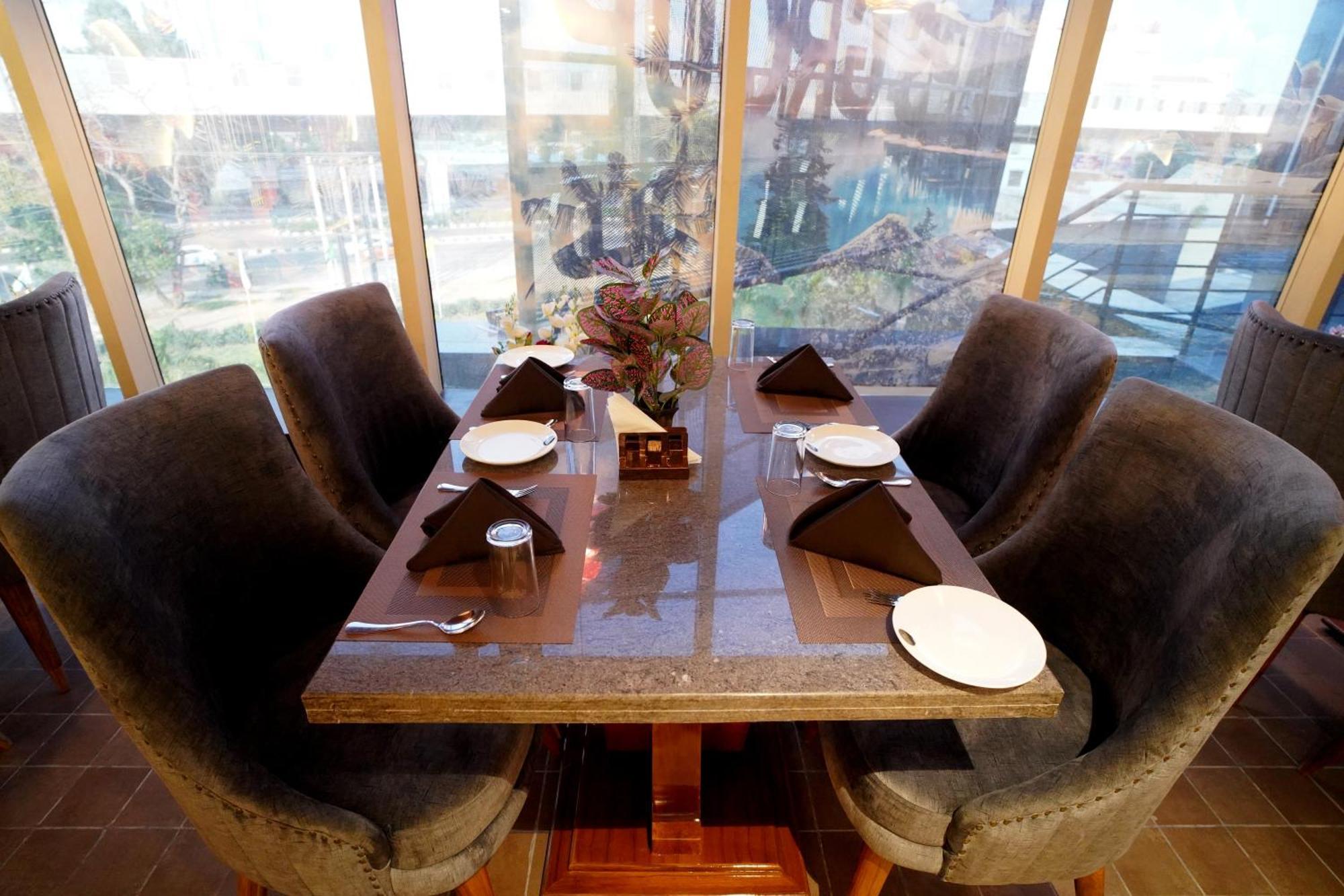 Hotel Sakura Gold Гургаон Екстериор снимка