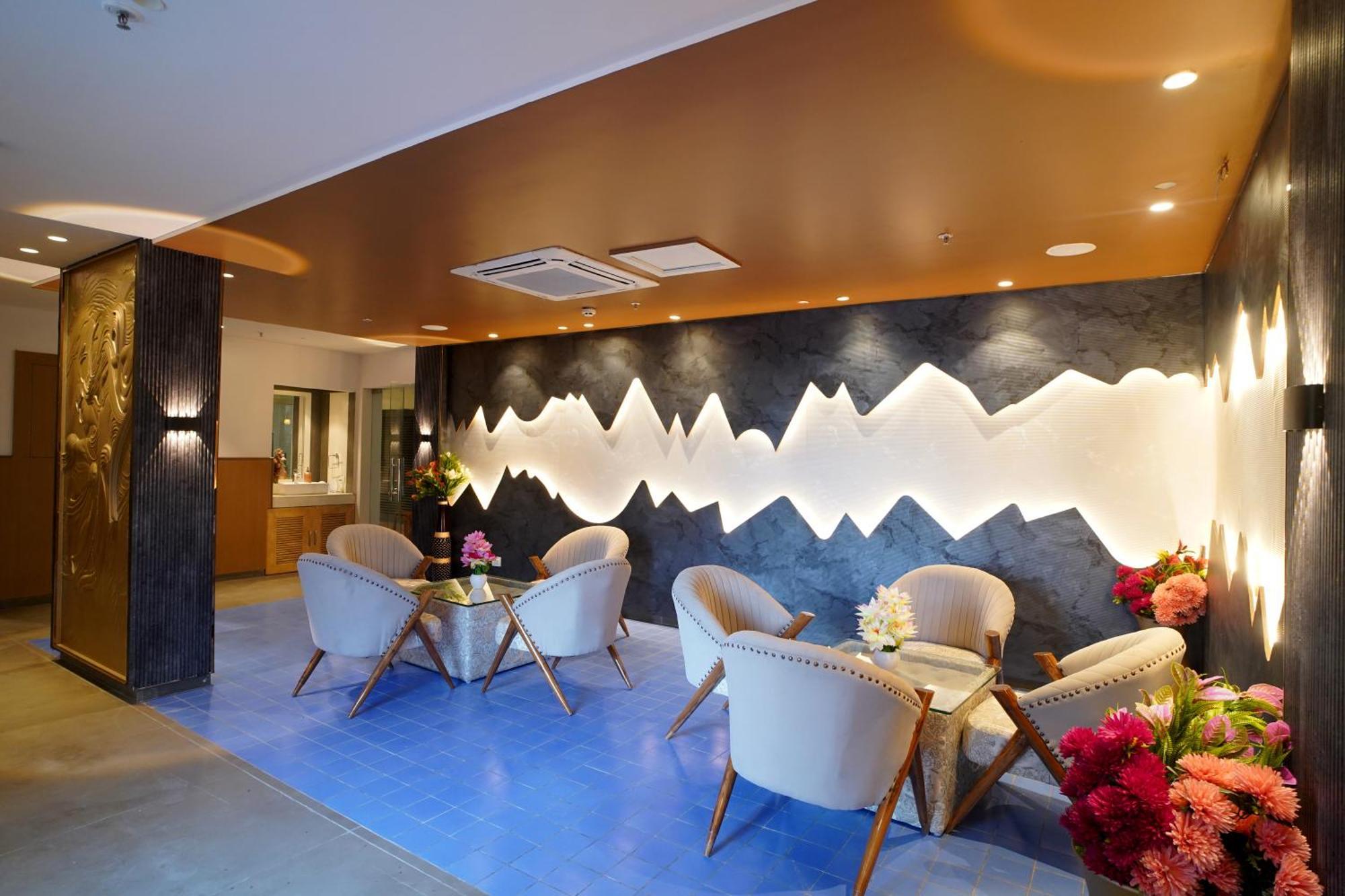 Hotel Sakura Gold Гургаон Екстериор снимка