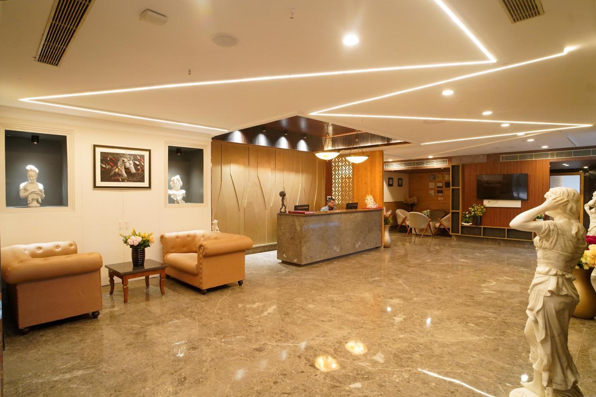 Hotel Sakura Gold Гургаон Екстериор снимка