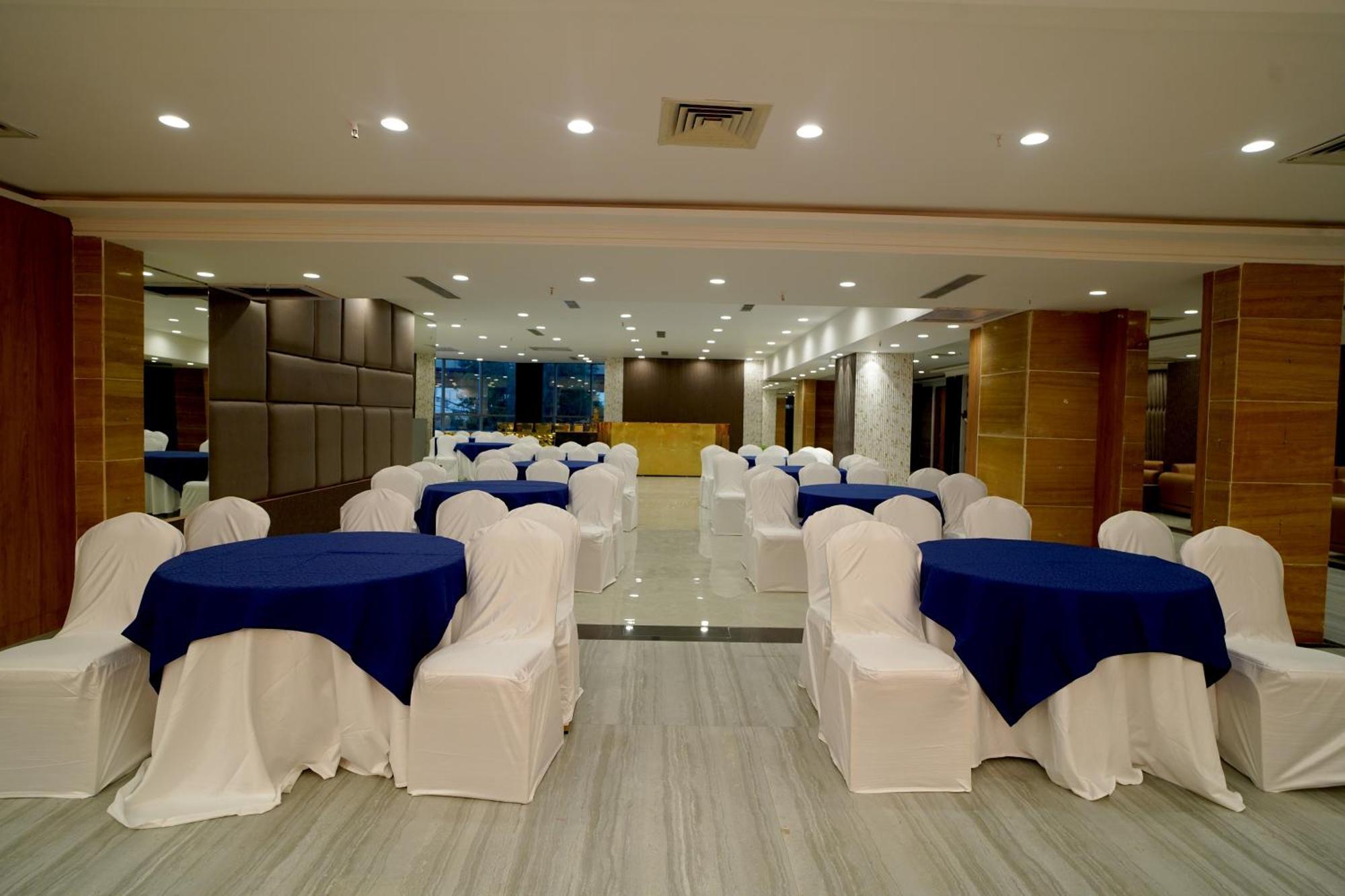 Hotel Sakura Gold Гургаон Екстериор снимка