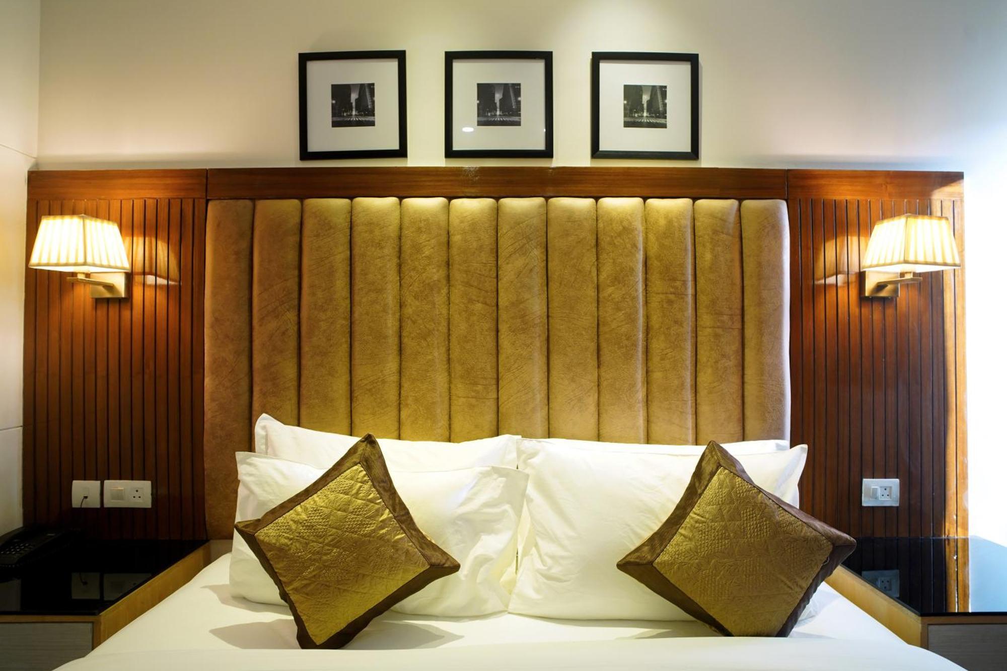 Hotel Sakura Gold Гургаон Екстериор снимка