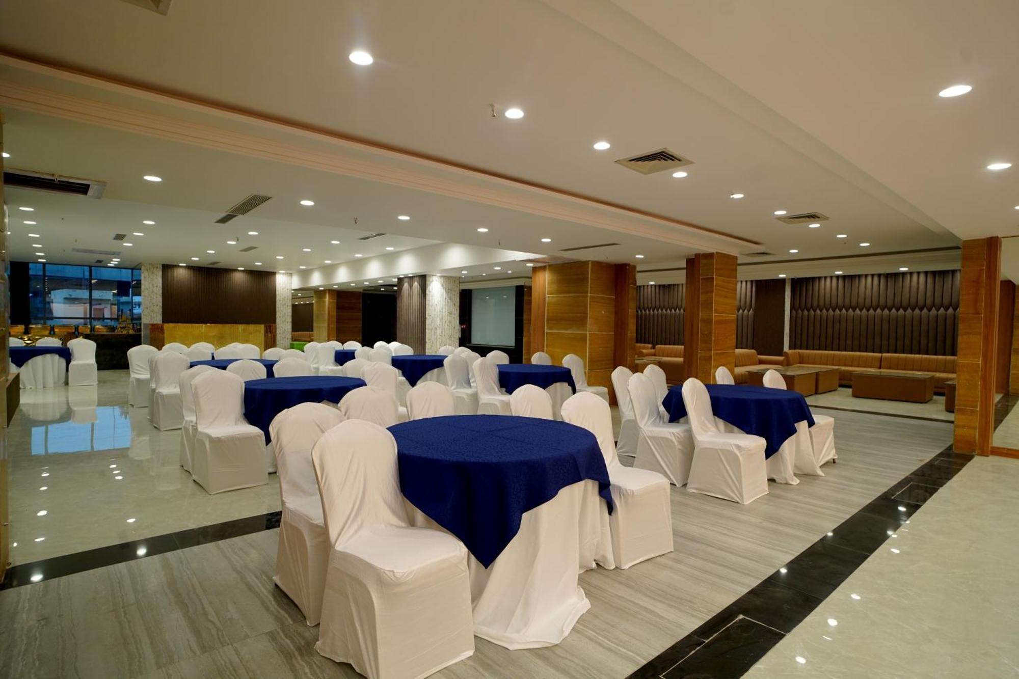 Hotel Sakura Gold Гургаон Екстериор снимка