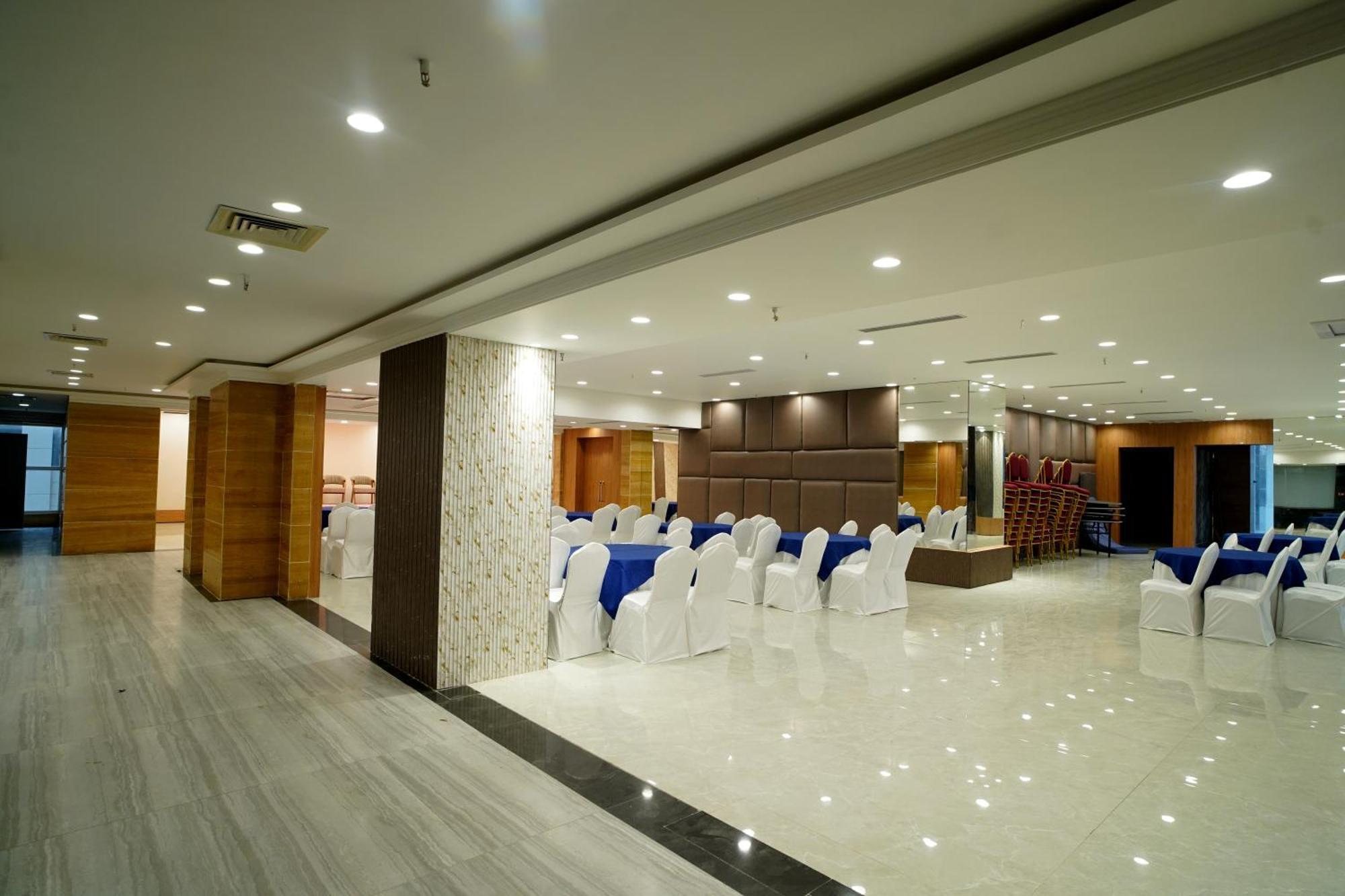 Hotel Sakura Gold Гургаон Екстериор снимка