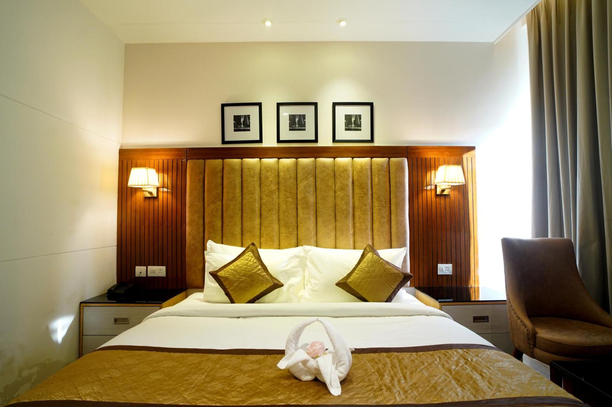 Hotel Sakura Gold Гургаон Екстериор снимка