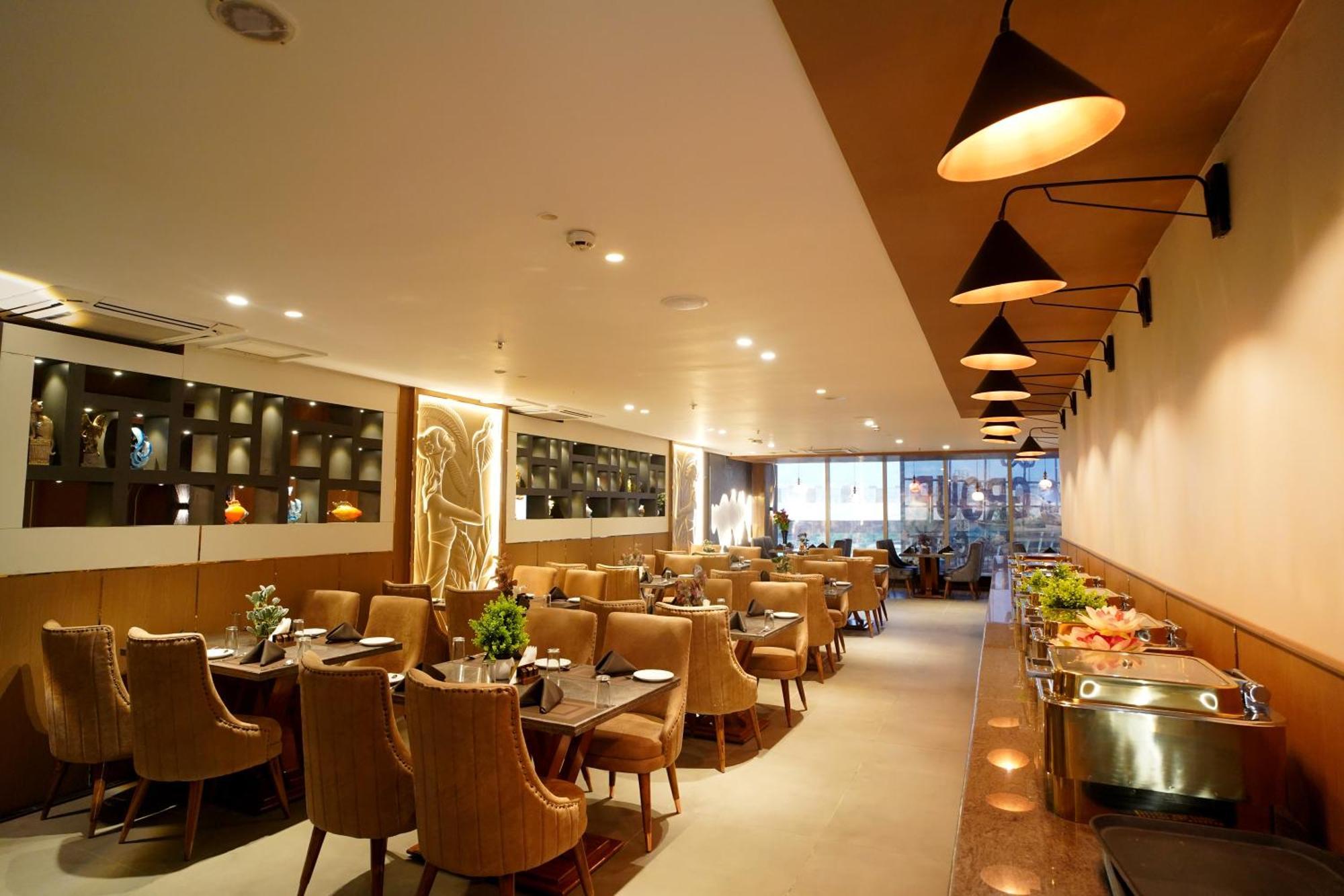 Hotel Sakura Gold Гургаон Екстериор снимка