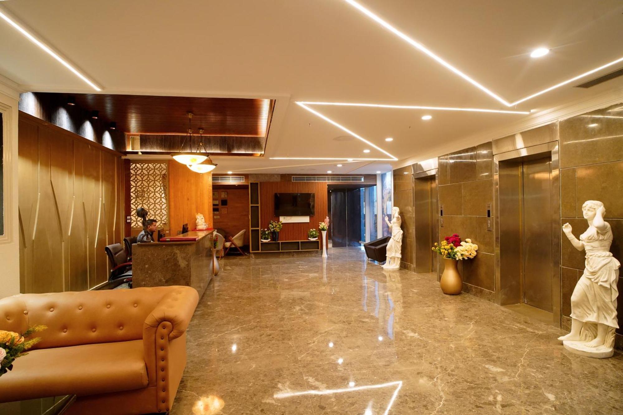 Hotel Sakura Gold Гургаон Екстериор снимка