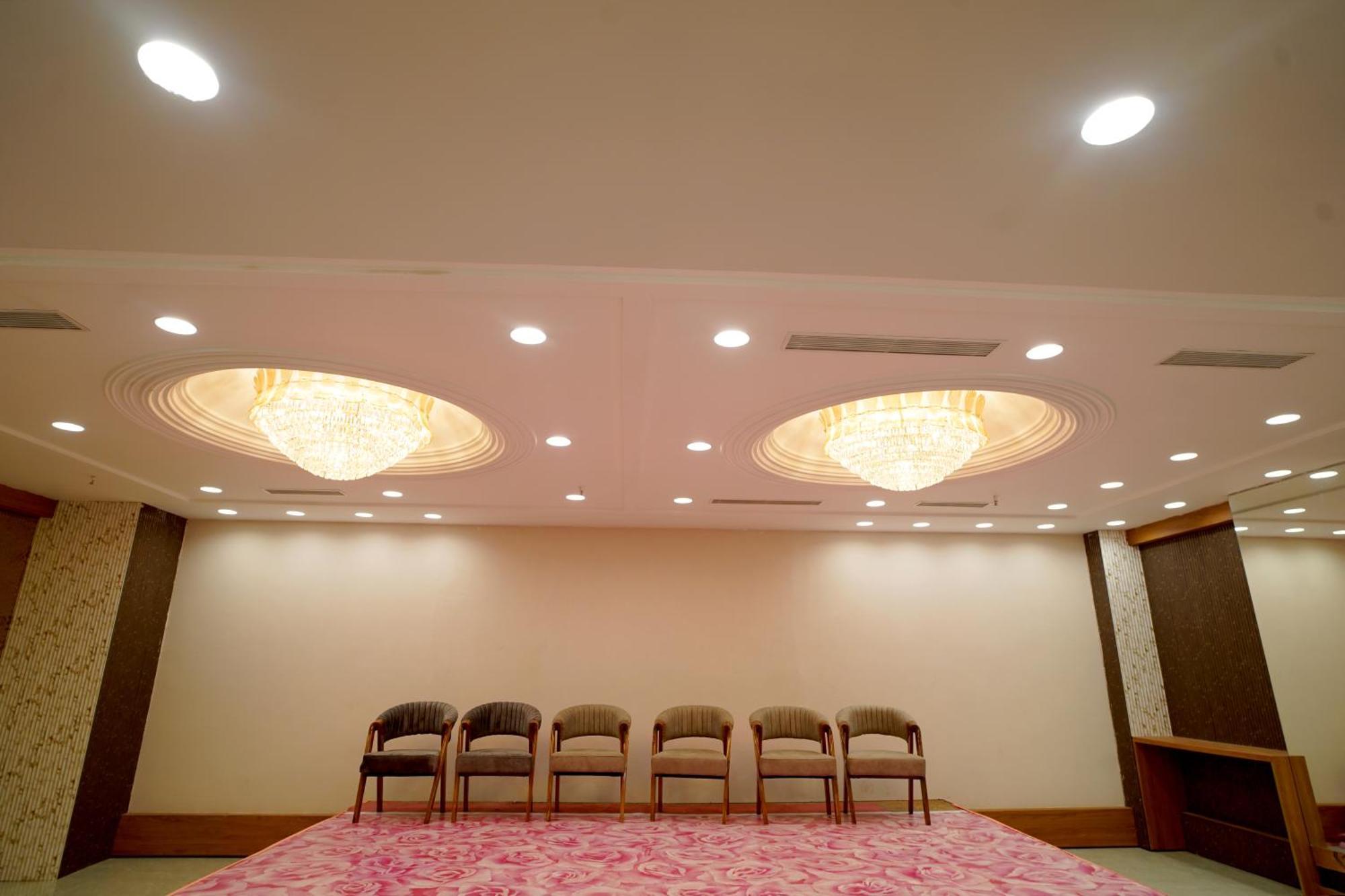 Hotel Sakura Gold Гургаон Екстериор снимка