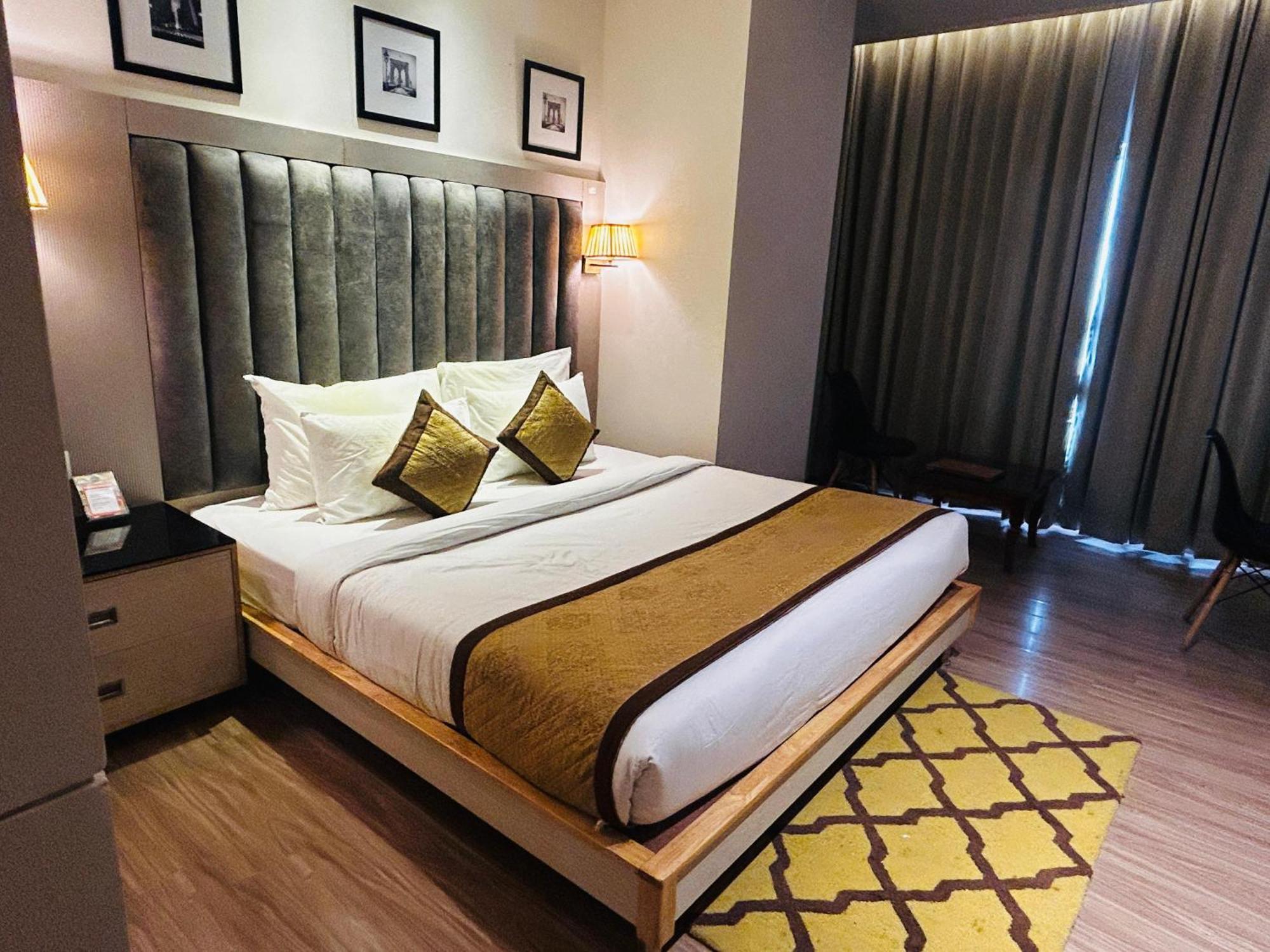 Hotel Sakura Gold Гургаон Екстериор снимка