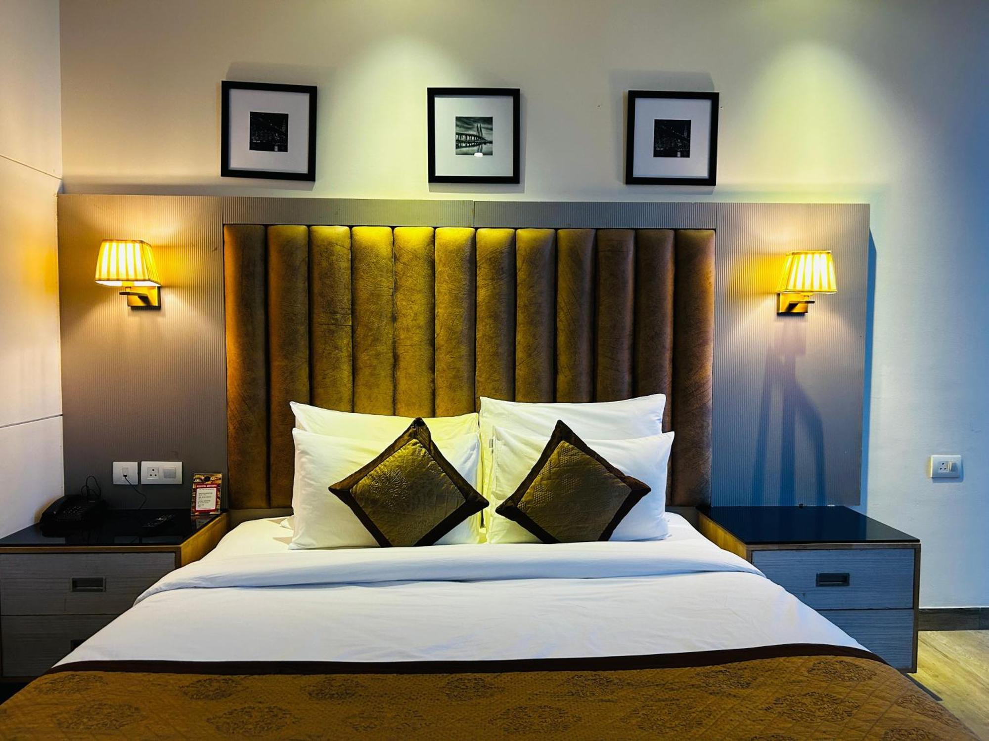 Hotel Sakura Gold Гургаон Екстериор снимка