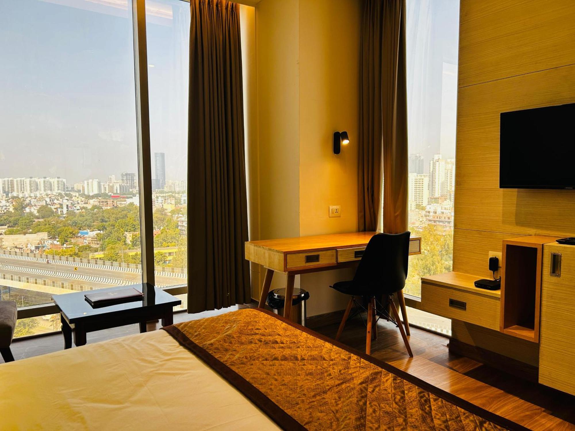 Hotel Sakura Gold Гургаон Екстериор снимка