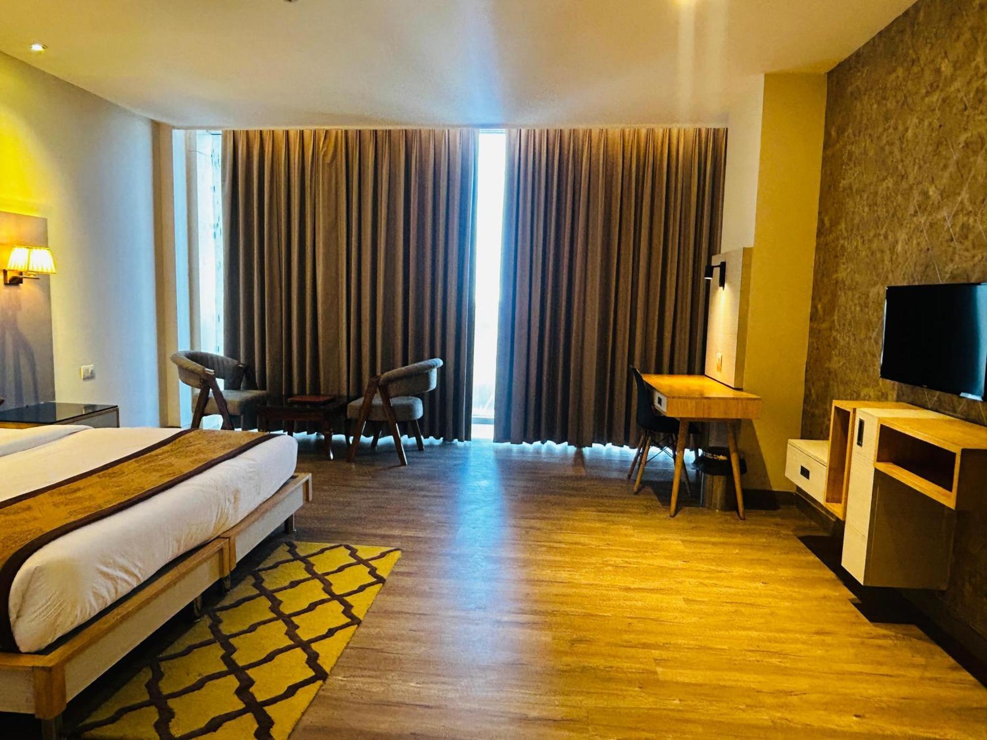 Hotel Sakura Gold Гургаон Екстериор снимка