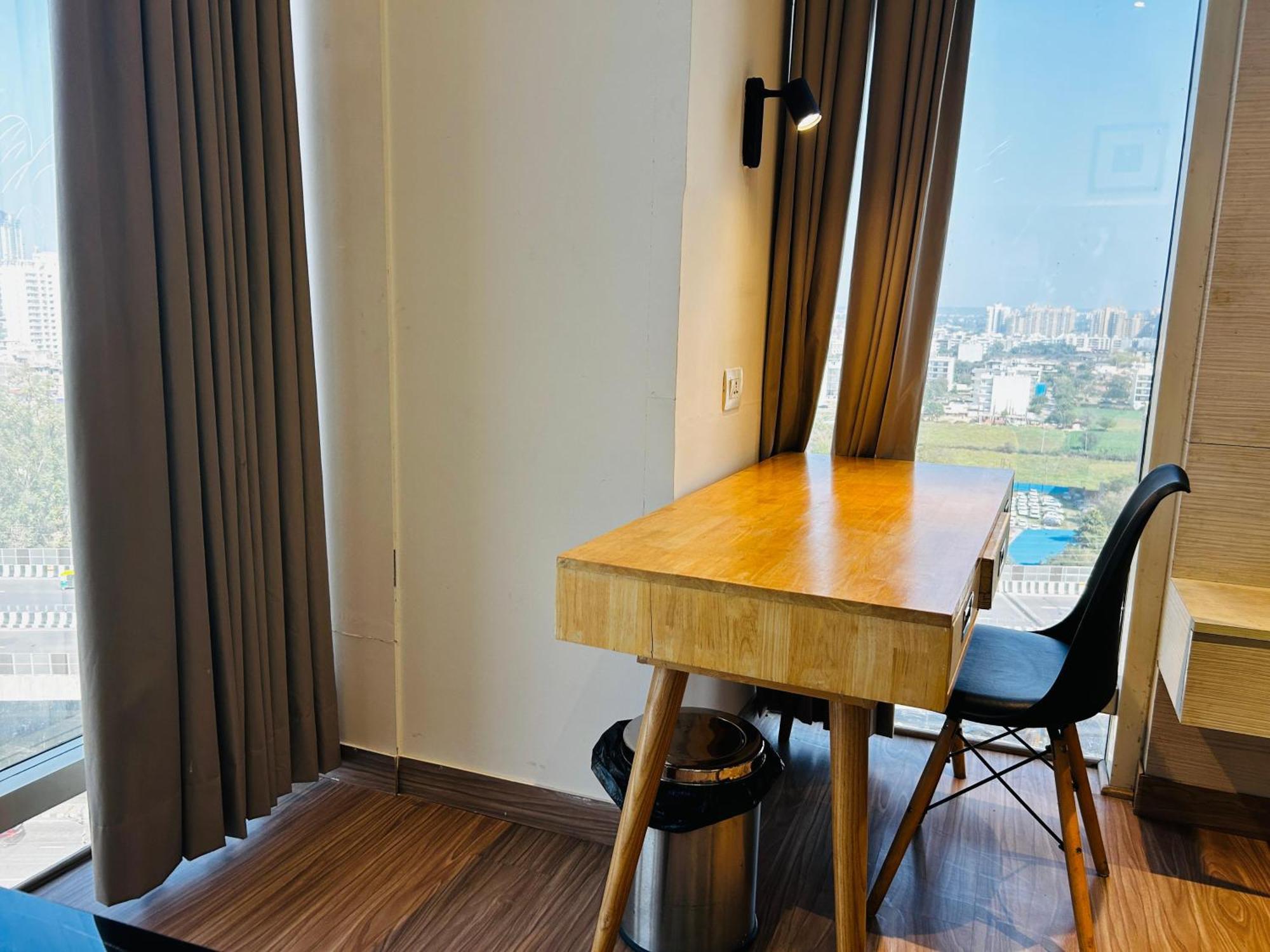Hotel Sakura Gold Гургаон Екстериор снимка