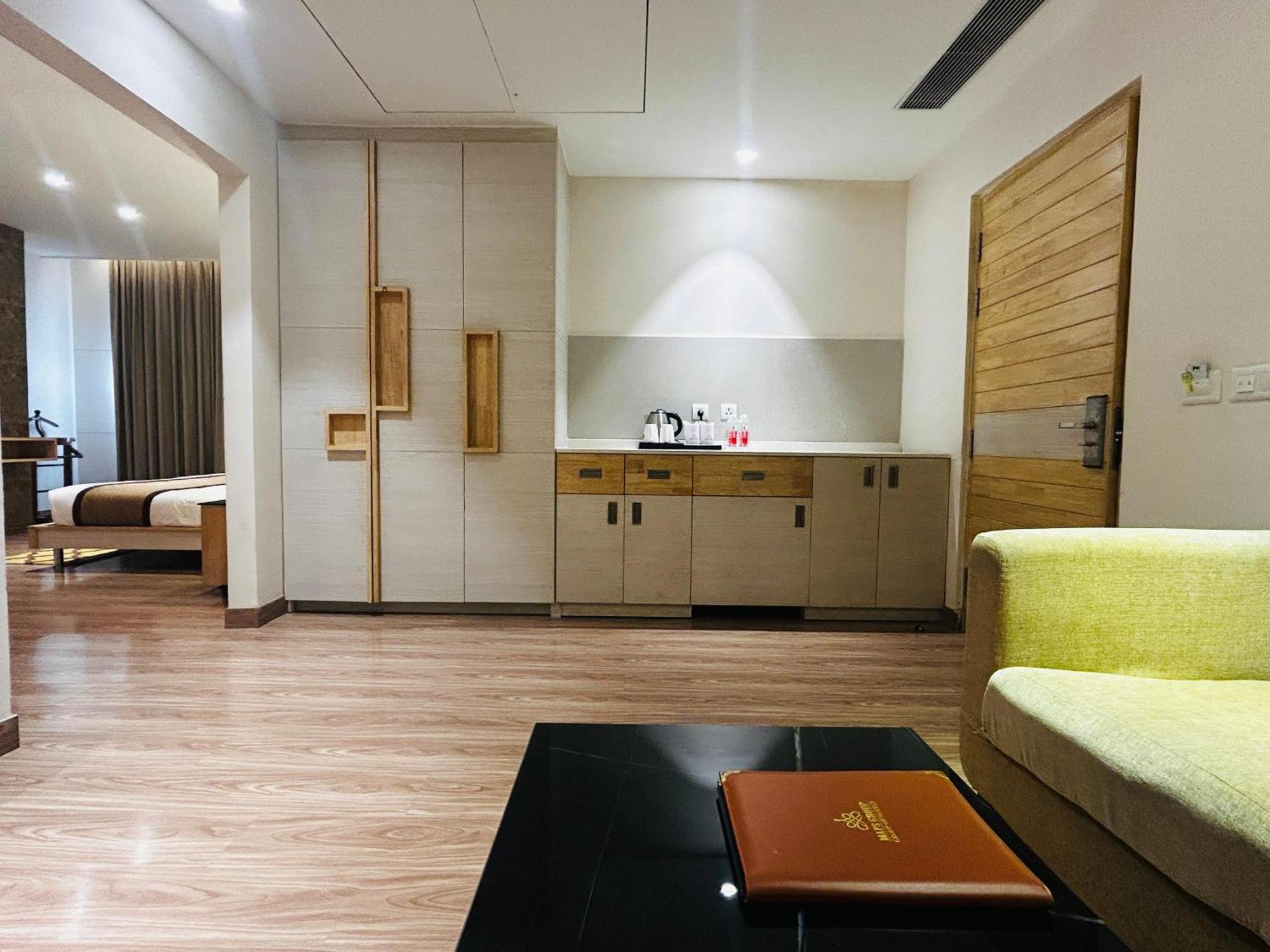 Hotel Sakura Gold Гургаон Екстериор снимка