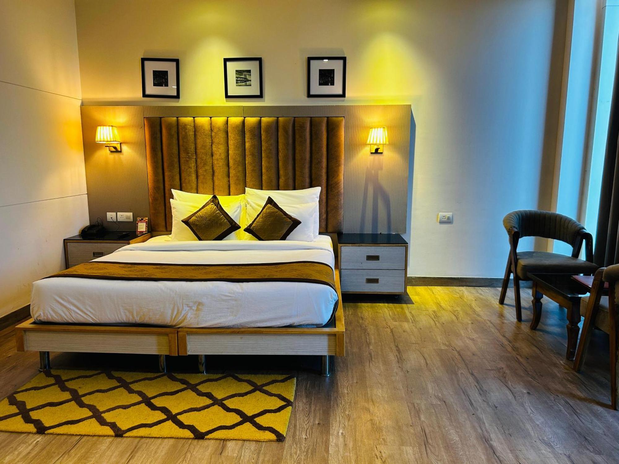 Hotel Sakura Gold Гургаон Екстериор снимка