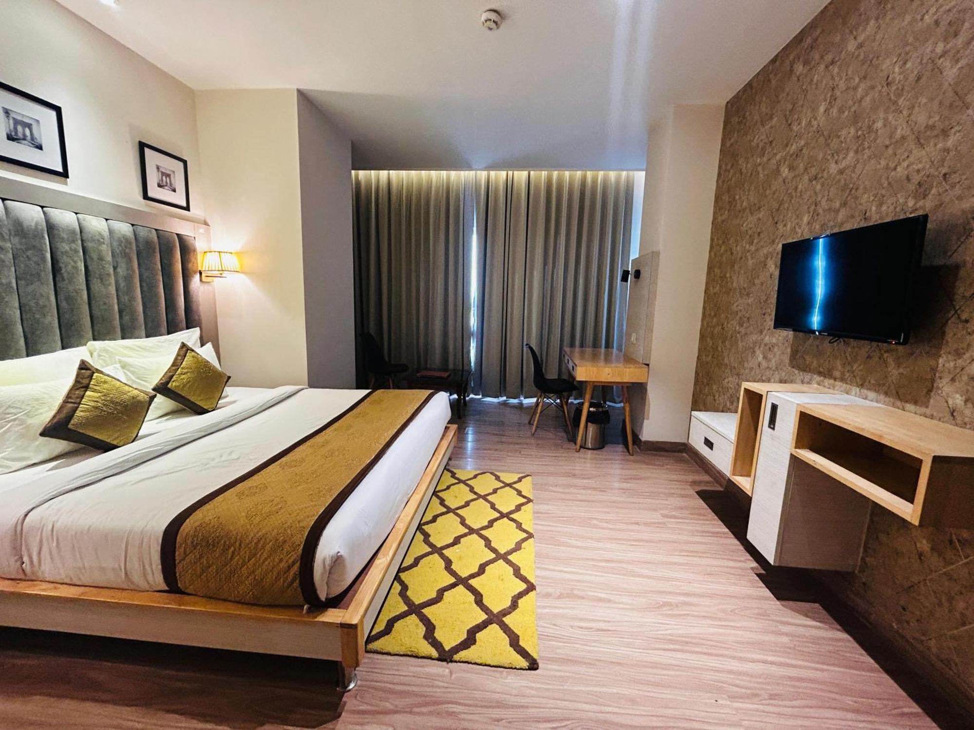 Hotel Sakura Gold Гургаон Екстериор снимка