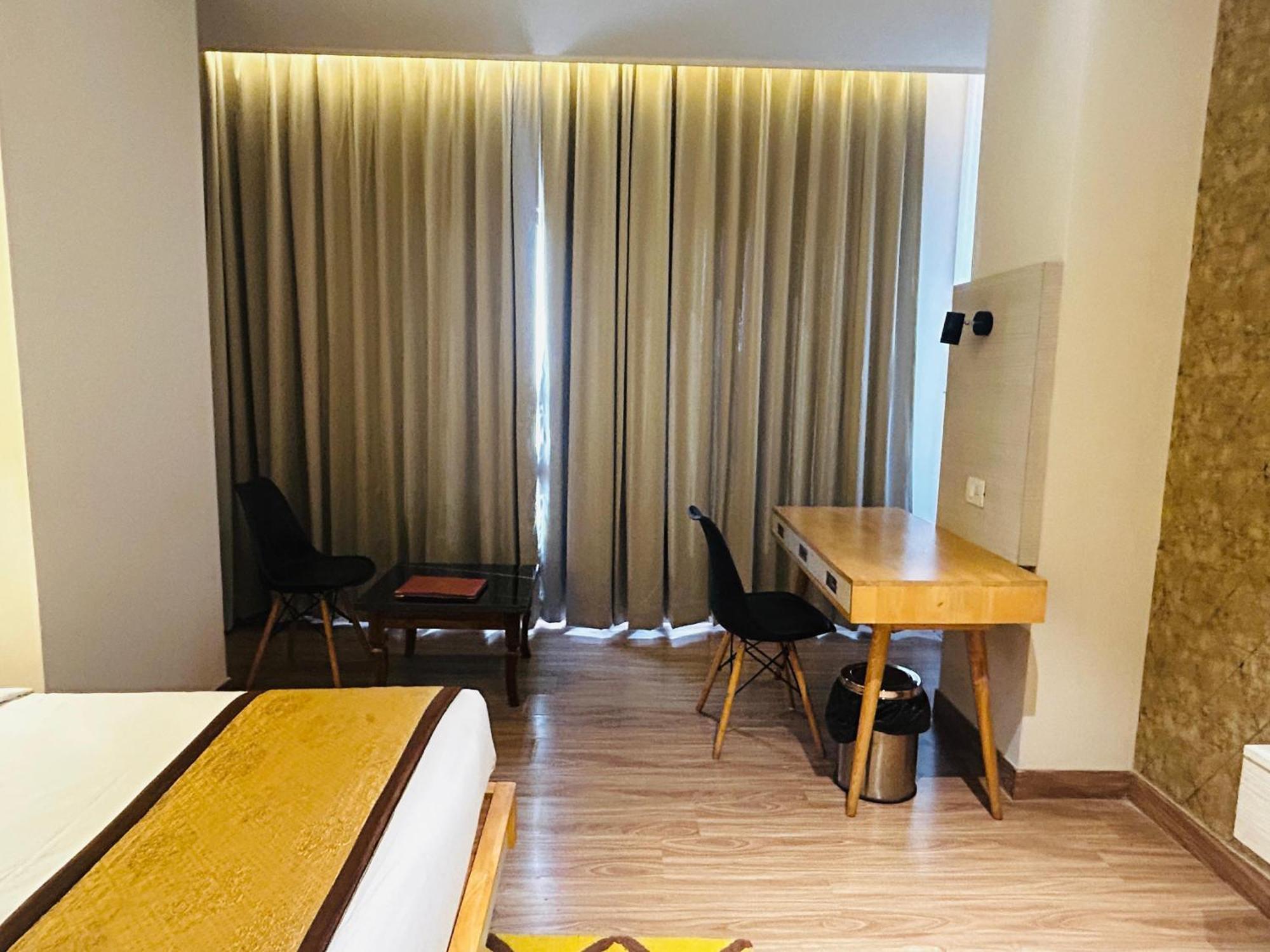 Hotel Sakura Gold Гургаон Екстериор снимка