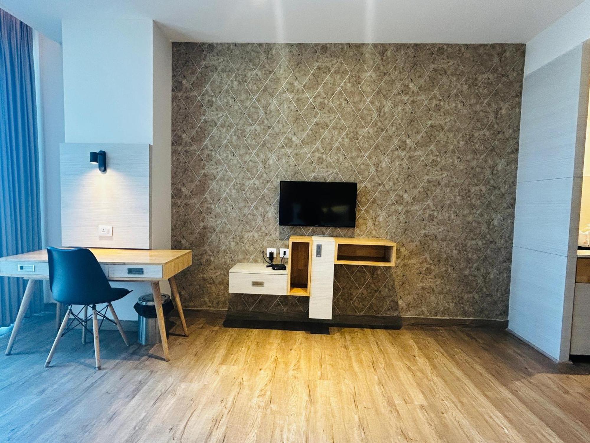 Hotel Sakura Gold Гургаон Екстериор снимка