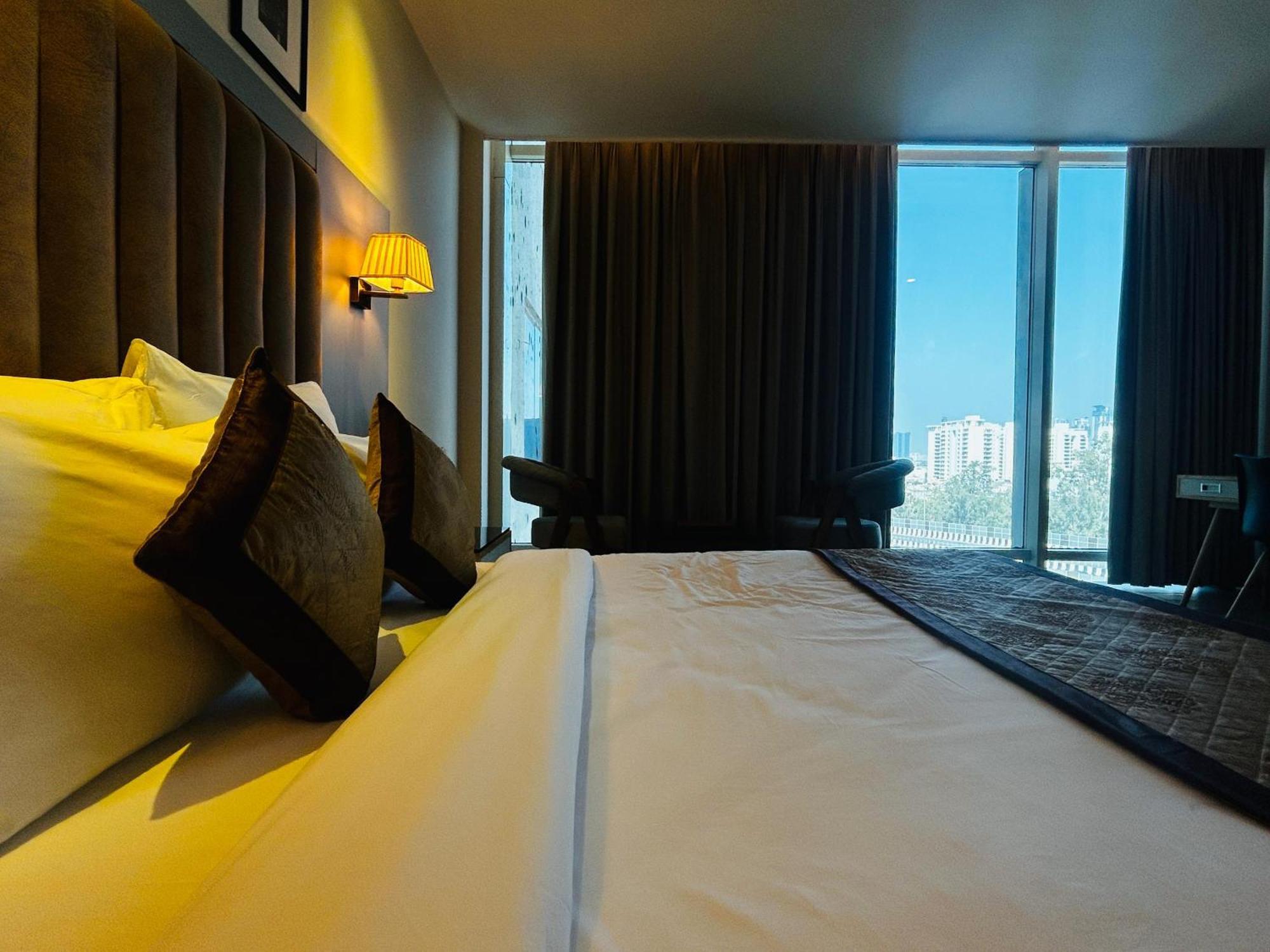 Hotel Sakura Gold Гургаон Екстериор снимка