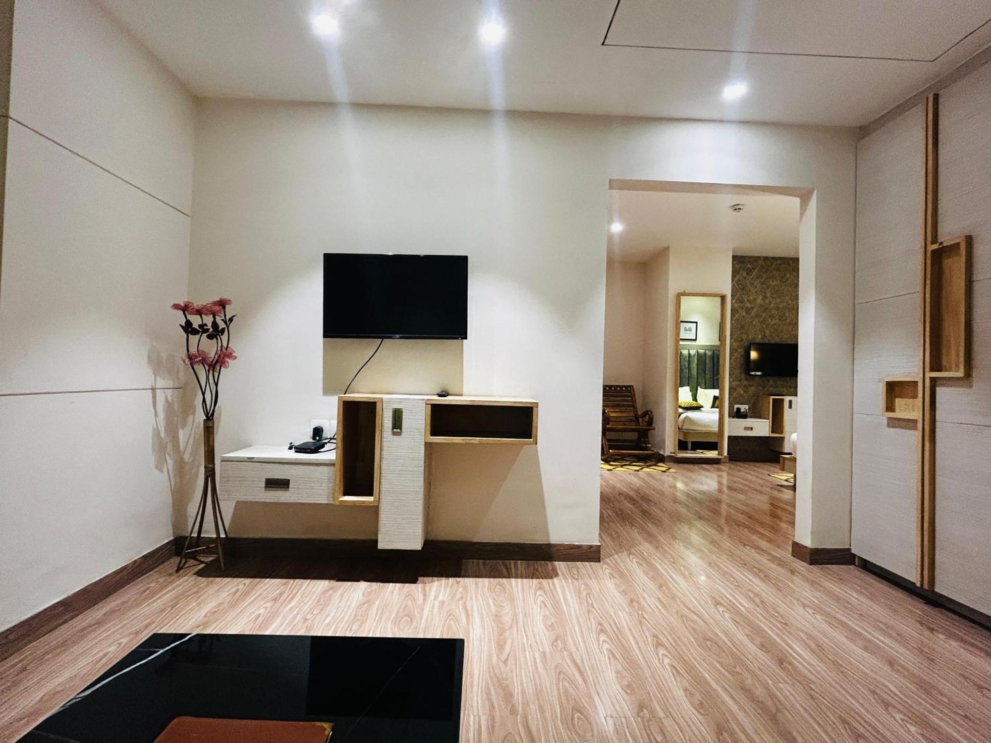 Hotel Sakura Gold Гургаон Екстериор снимка