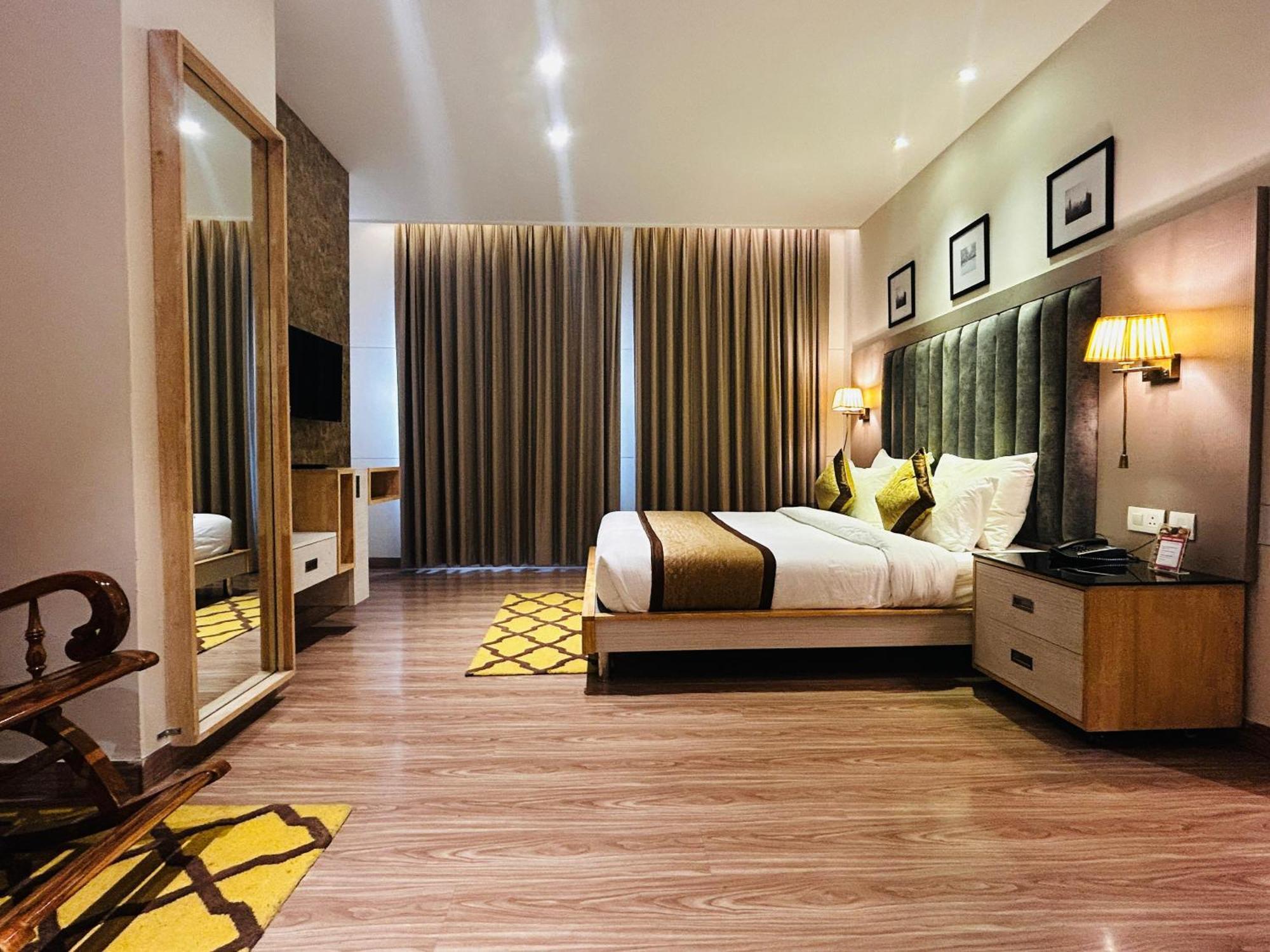 Hotel Sakura Gold Гургаон Екстериор снимка
