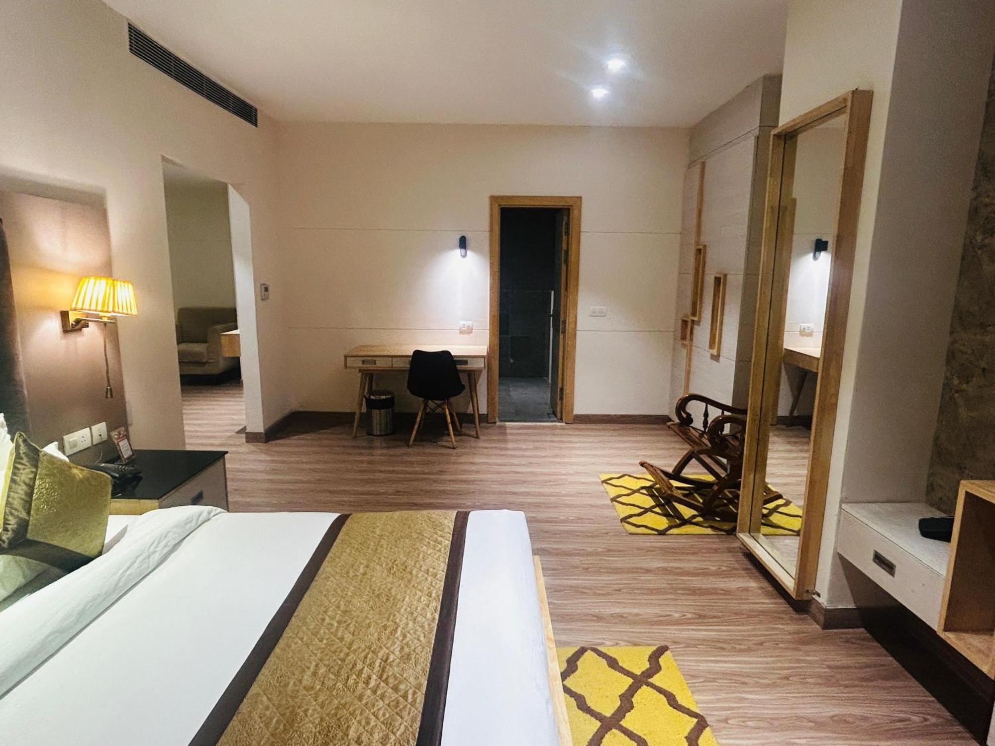 Hotel Sakura Gold Гургаон Екстериор снимка
