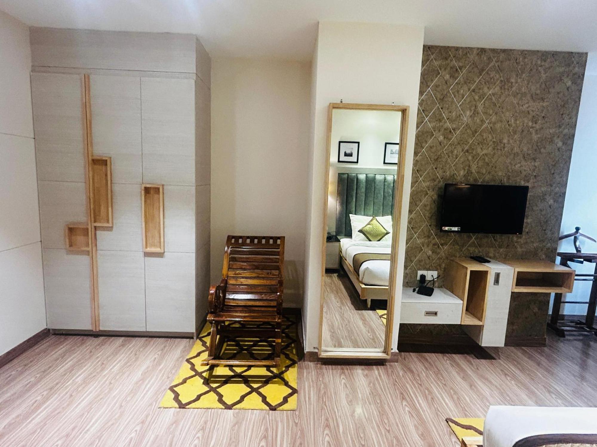 Hotel Sakura Gold Гургаон Екстериор снимка