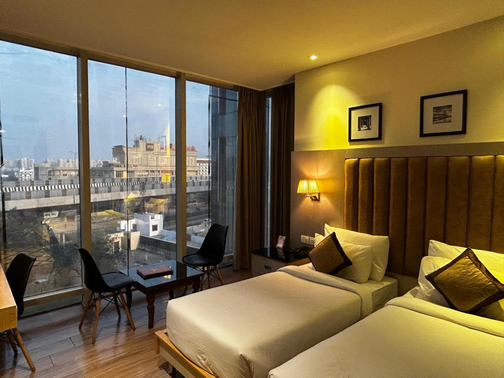 Hotel Sakura Gold Гургаон Екстериор снимка