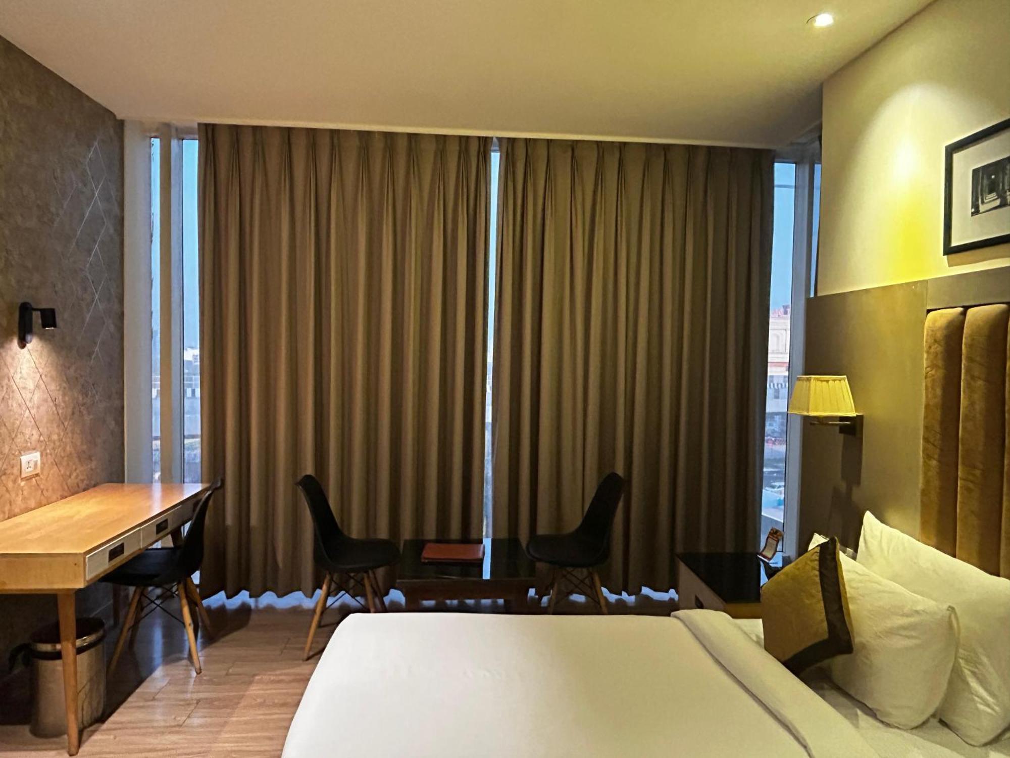 Hotel Sakura Gold Гургаон Екстериор снимка