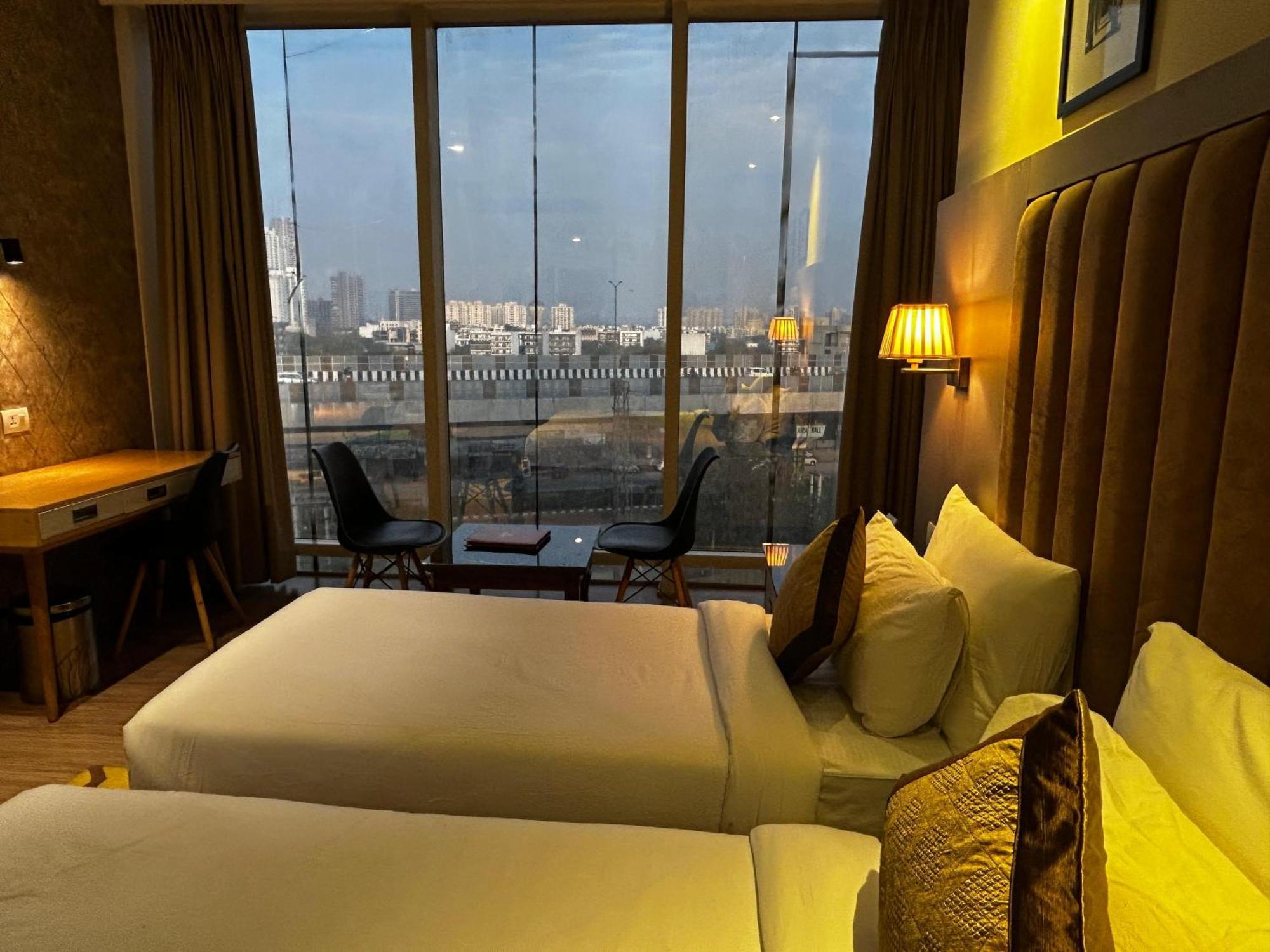 Hotel Sakura Gold Гургаон Екстериор снимка