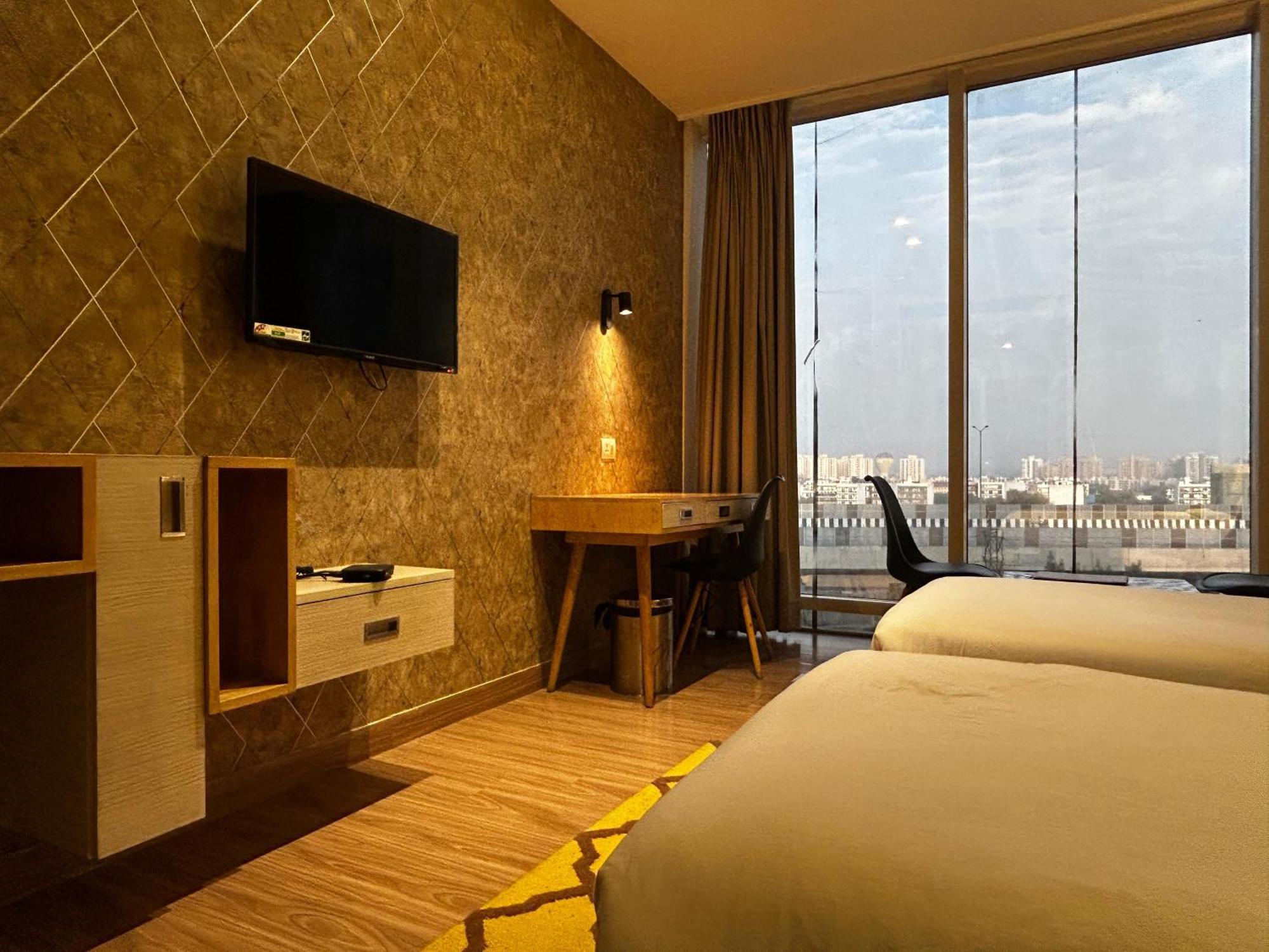 Hotel Sakura Gold Гургаон Екстериор снимка
